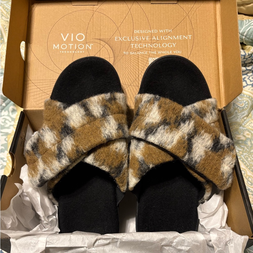 Vionic Relax II Brown and Black Slippers